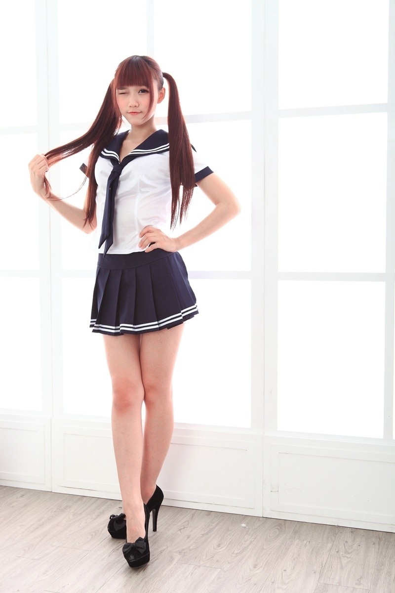 日本双马尾小萝莉纪馨乔学生制服大胆人体摄影图片