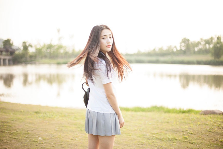 90后大学生美女清纯迷人的校园写真