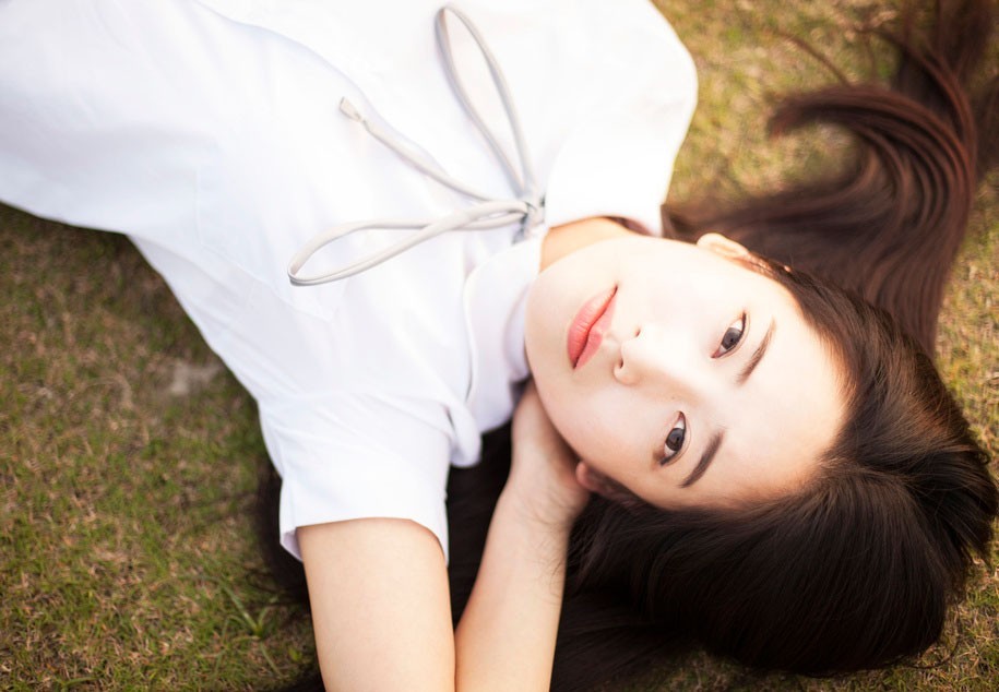 90后大学生美女清纯迷人的校园写真