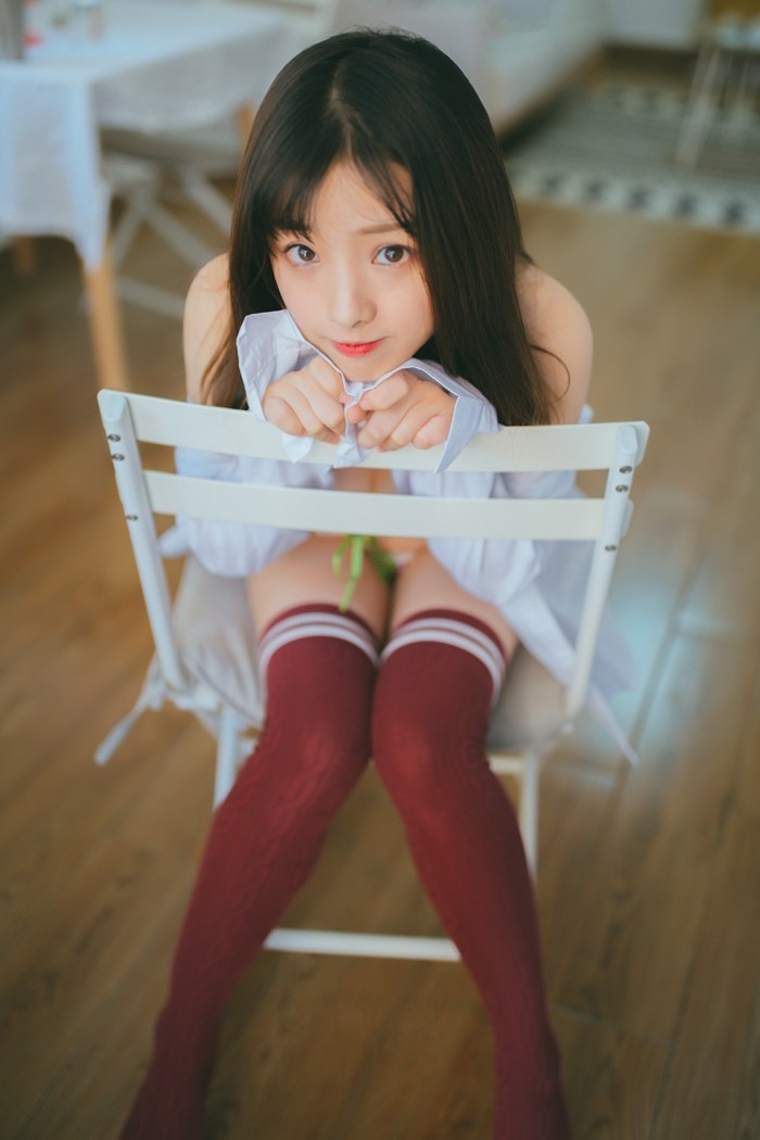 可爱清纯草莓少女美乳圆润肌肤白皙诱人