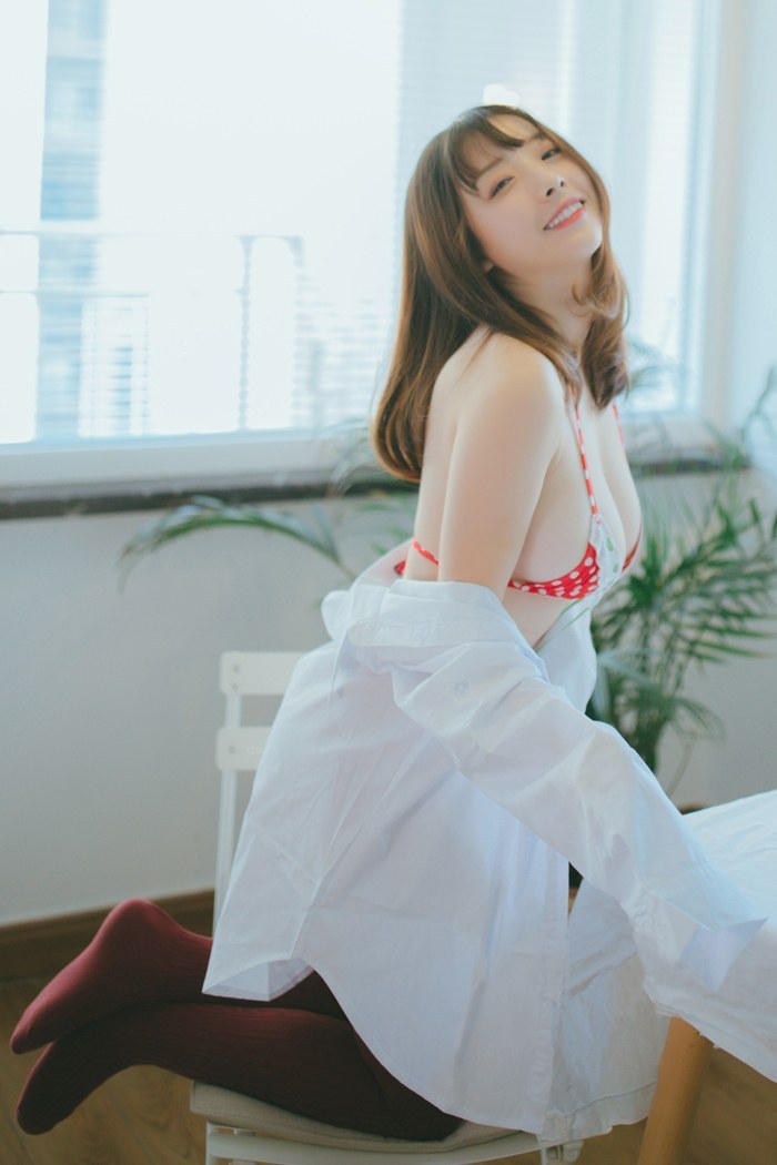 可爱清纯草莓少女美乳圆润肌肤白皙诱人