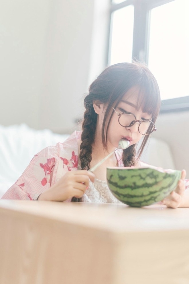 圆脸马尾妹纸粉嫩日系睡衣夏日吃西瓜居家清纯写真图片-羞羞美图