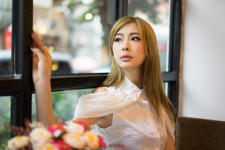 清纯诱惑大学生咖啡馆里展现靓丽迷人风情