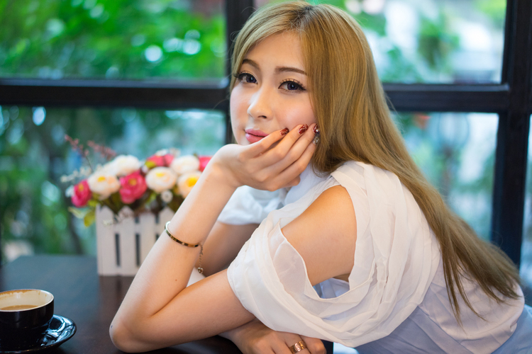 清纯诱惑大学生咖啡馆里展现靓丽迷人风情