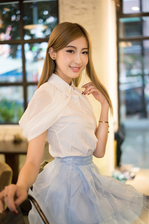 清纯诱惑大学生咖啡馆里展现靓丽迷人风情