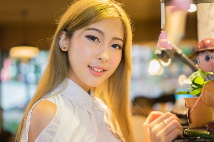 清纯诱惑大学生咖啡馆里展现靓丽迷人风情